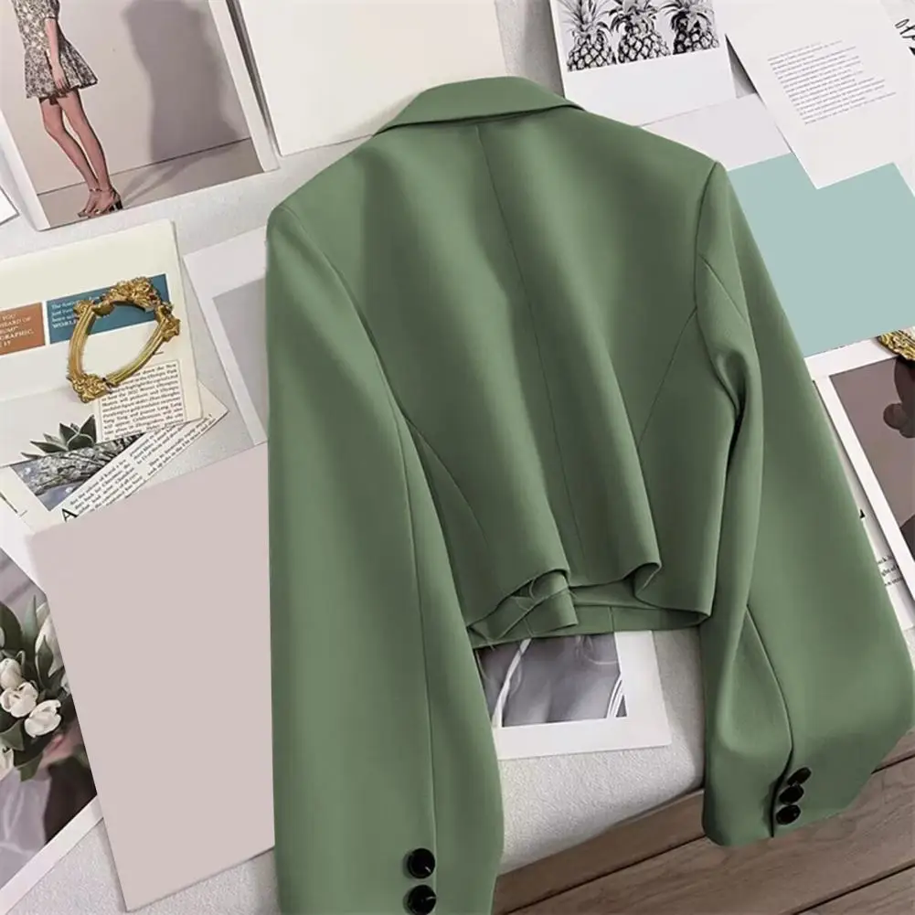 Długi, elegancki damski garnitur w jednolitym kolorze, zapinany na jeden guzik, w stylu casual business.