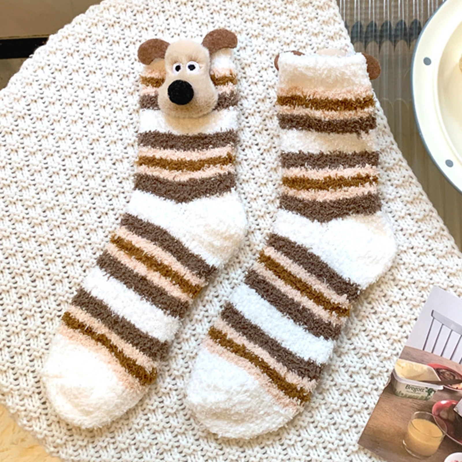 ถุงเท้าสุนัขสำหรับฤดูหนาวแบบหนานุ่มน่ารักสำหรับผู้หญิง พร้อมขนปุยนุ่มสบายและอบอุ่น ลายการ์ตูน เหมาะสำหรับใส่ในบ้าน ของขวัญคริสต์มาส