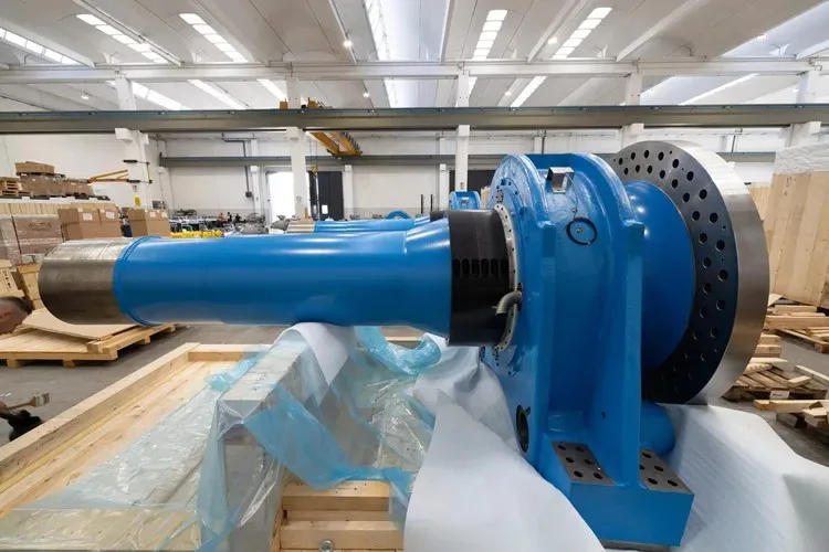 Usinagem personalizada de fábrica Forjando eixo principal da turbina eólica com eixo de flange grande para energia eólica