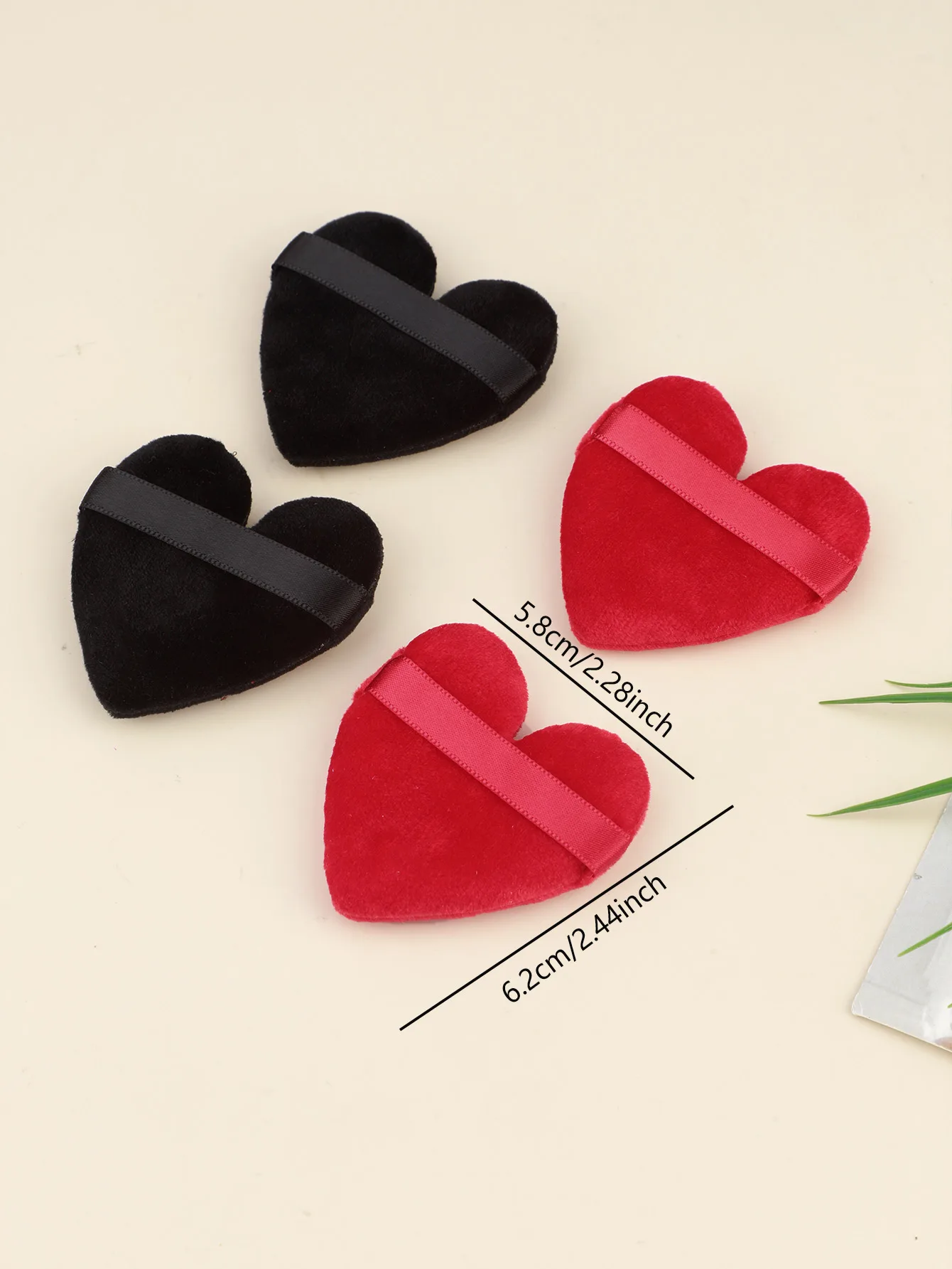 قطعة واحدة من بودرة البودرة السائبة، أداة مكياج تجميل قصيرة من القطيفة على شكل قلب ناعمة للوجه