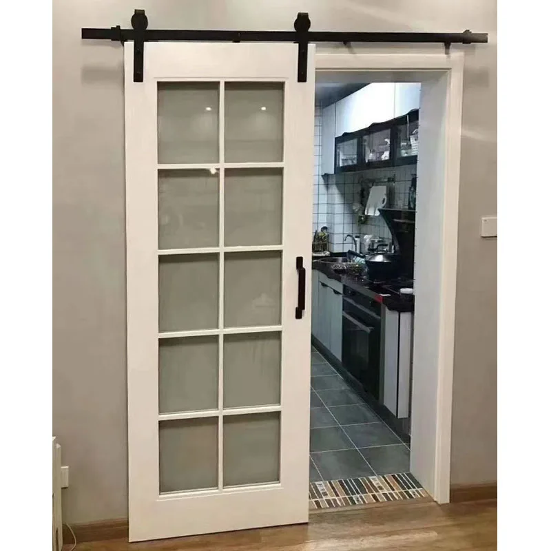 تصميم حديث من الخشب الصلب قبل التجميع، أبواب الحظيرة البيضاء المنزلقة للاستخدام الداخلي في المطبخ مع الأجهزة