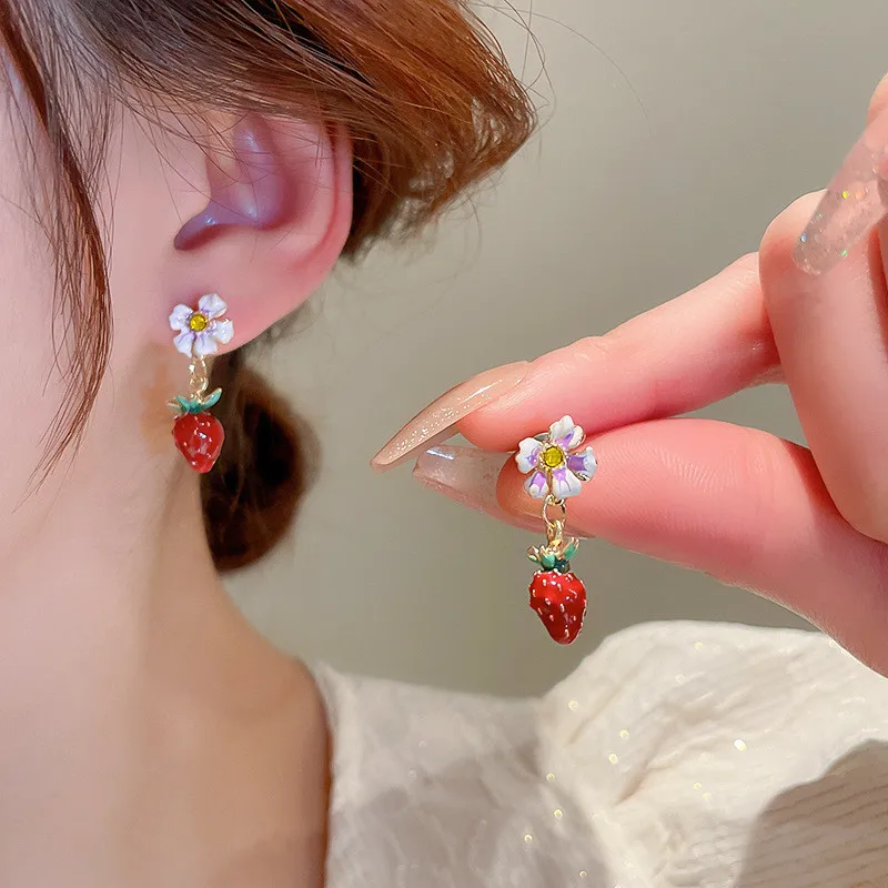 Pendientes colgantes de animales de fresa para mujer, flor coreana de Japón, pendientes asimétricos de borla de fruta de conejo, joyería de moda