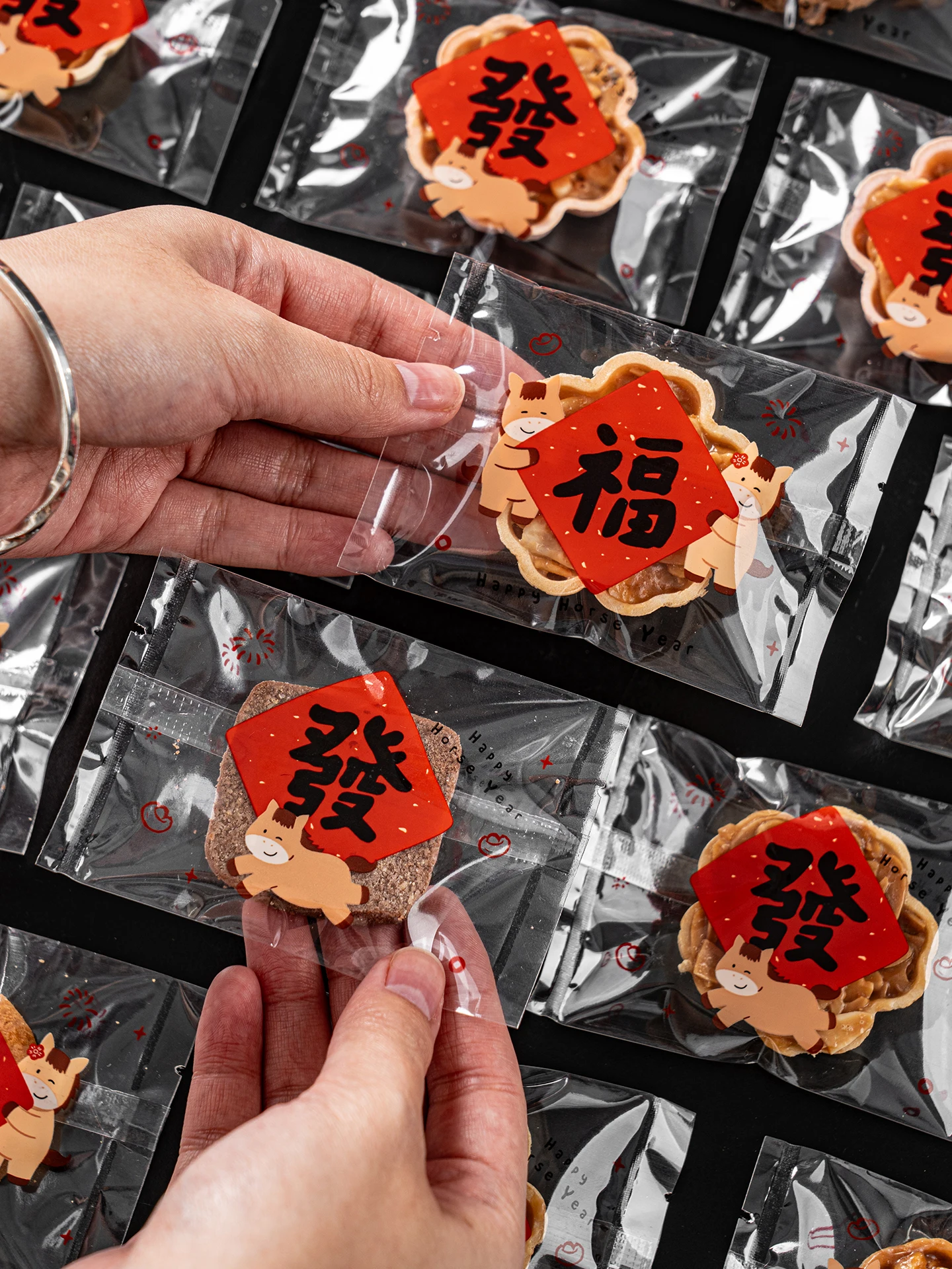 

Новогодние индивидуально упакованные мини-печенья с клюквой, конфеты, финиковая паста, снежинки, инструменты для выпечки