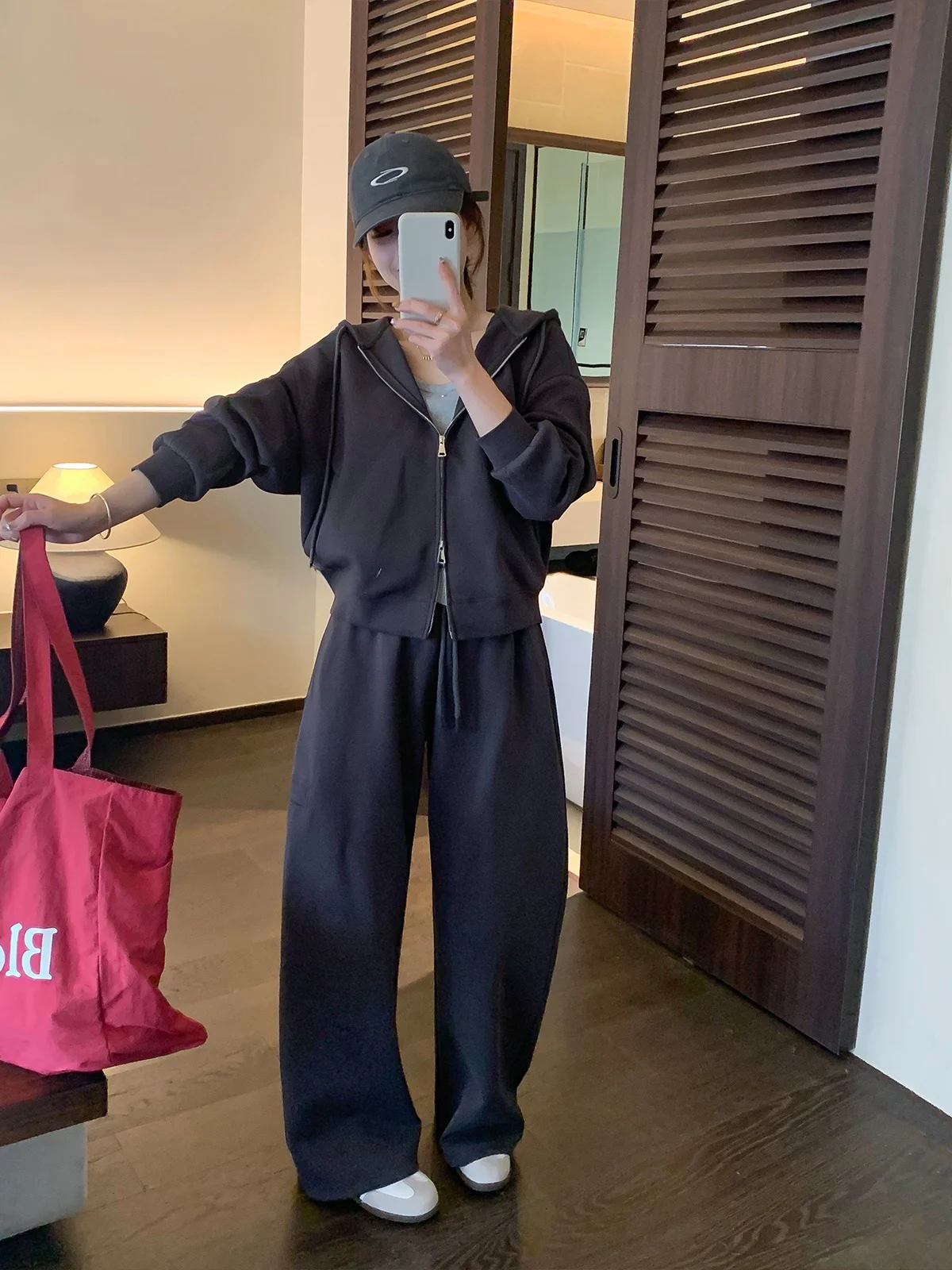

Love Devil Fish Casual Sports Set Women's Spring 2026 New Hat Jacket Wide Leg Pants Two Piece Set Fashionable Commute Style