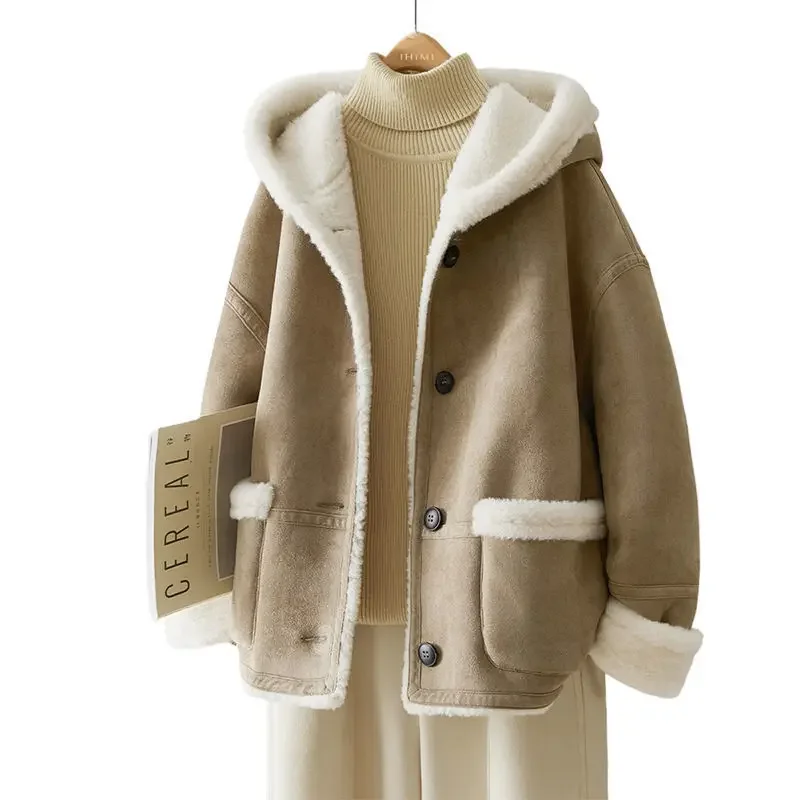 Casaco de pele de cordeiro elegante com capuz para mulheres inverno 2025 estilo coreano mini tamanho casaco sem couro confortável estilo casual