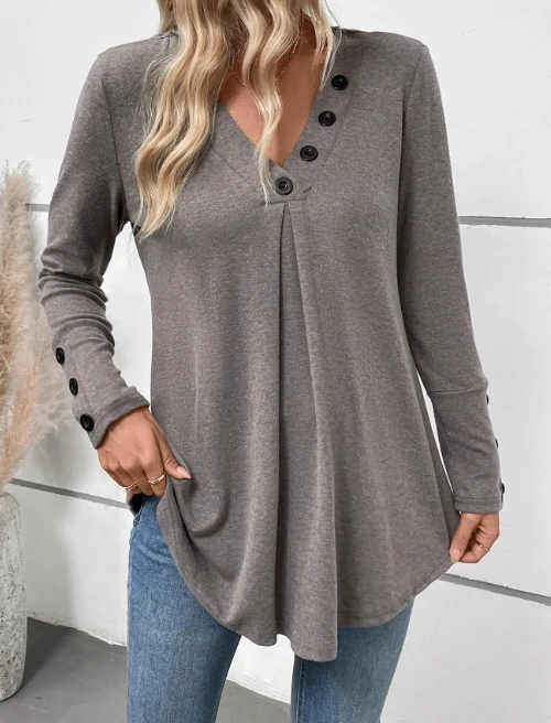 Mid length V-neck solid color long sleeved T-shirt