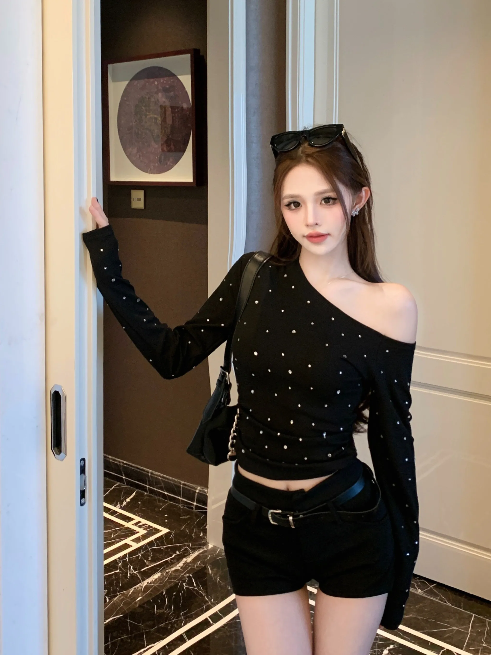 Camiseta de Mujer con Cuello Asimétrico con Incrustaciones de Diamantes Pure Desire, Ajustada a la Cintura, Estilo Informal para Principios de la Primavera...