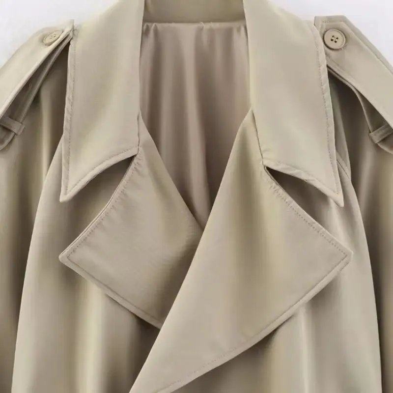 

2025 Новая женская модная короткая куртка в американском стиле с высококачественным поясом и повседневным коротким плащем на шнуровке