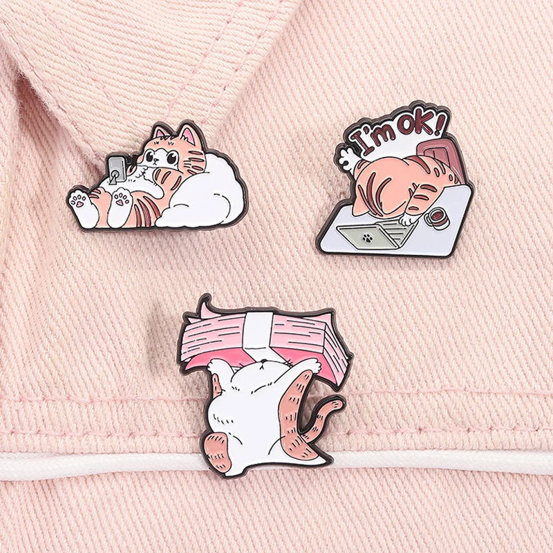 Cartoon Lustige Katze Emaille Pin Katze Auf Laptop ICH bin OK Arbeit Humor Spruch Broschen Revers Rucksack Abzeichen Schmuck Geschenke ﻿ Für Freunde