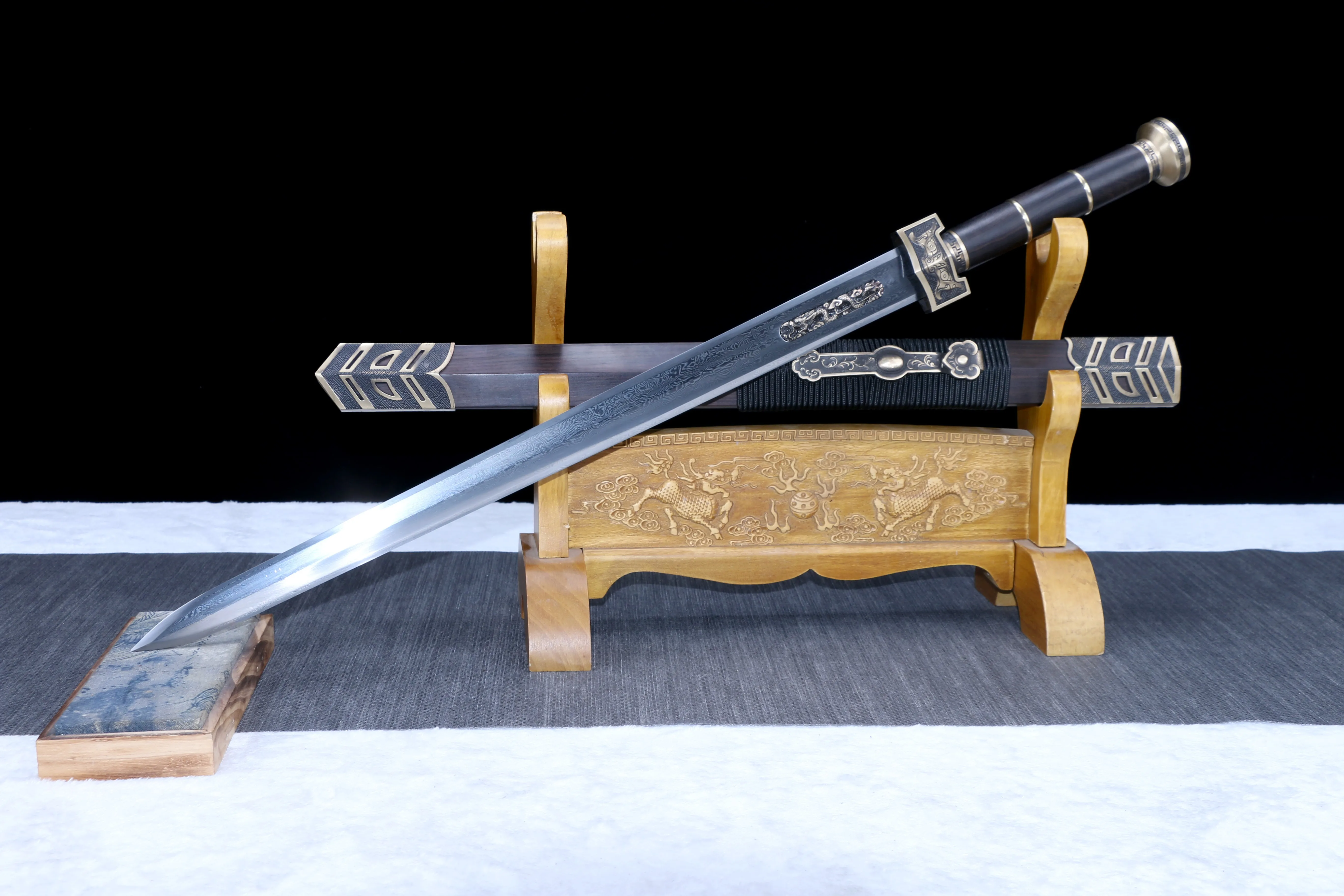 Chinese samurai swords, masks, retro medieval combat preparations, hand-folded Damascus steel forging, sharp blades, katana gift