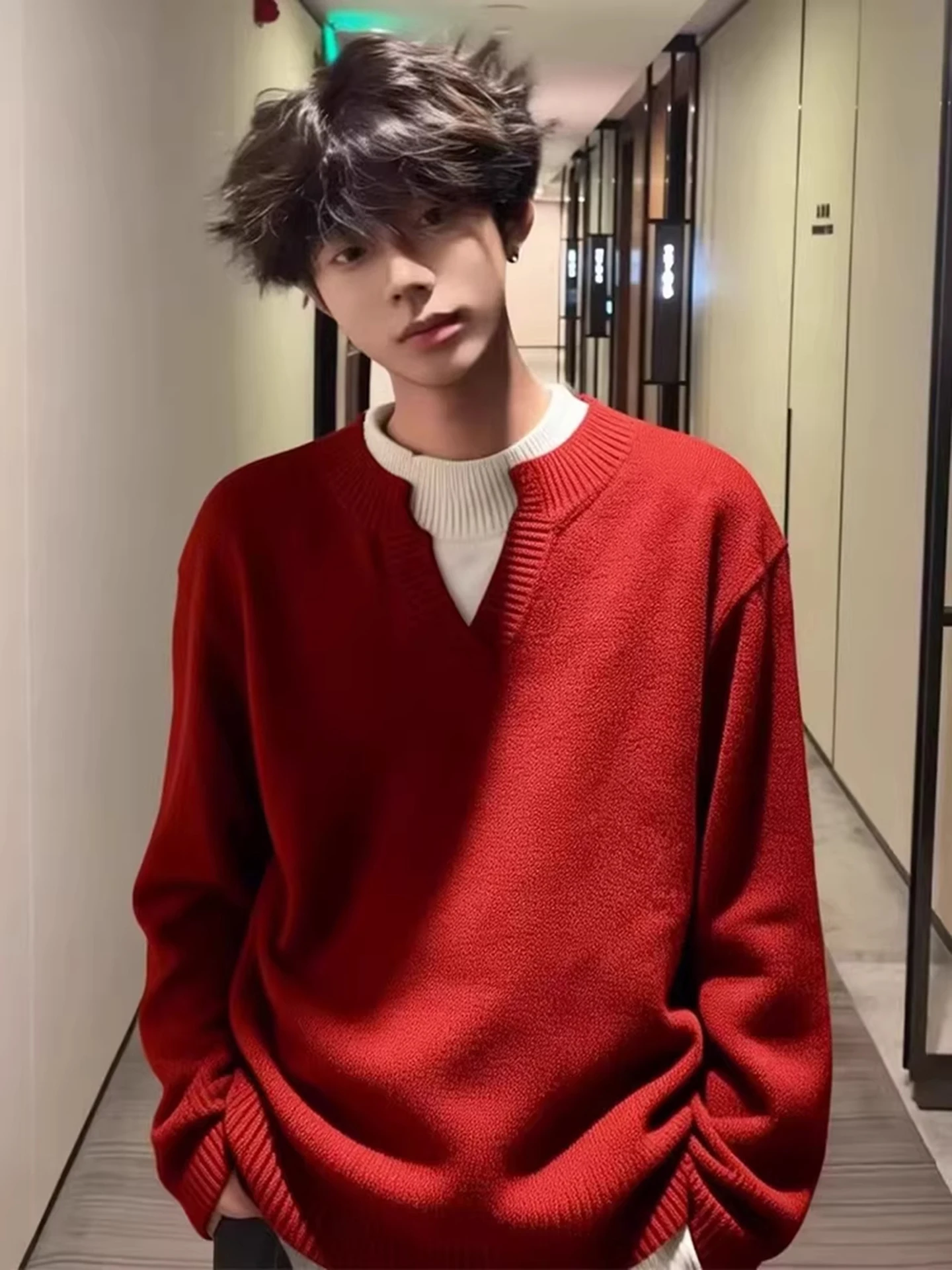 

Красный мужской свитер с V-образным вырезом, осенне-зимний, свободного кроя, удобный, в стиле lazy, имитация двухслойности, модный повседневный свитер с длинными рукавами