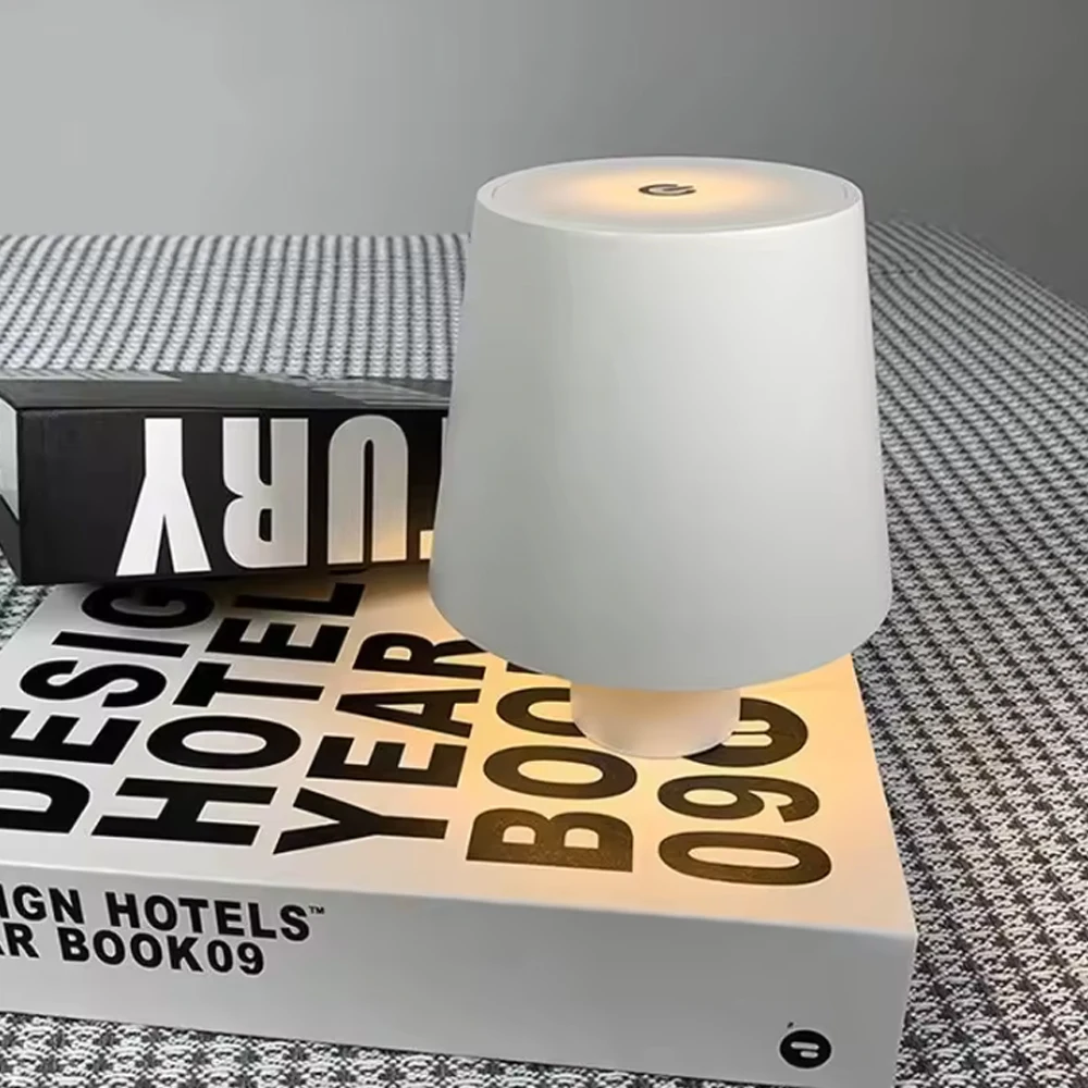 Lampa LED do butelek wina, trójkolorowa, ściemnialna, ładowana przez USB, do sypialni, salonu, baru, restauracji, na imprezę, na biurko.