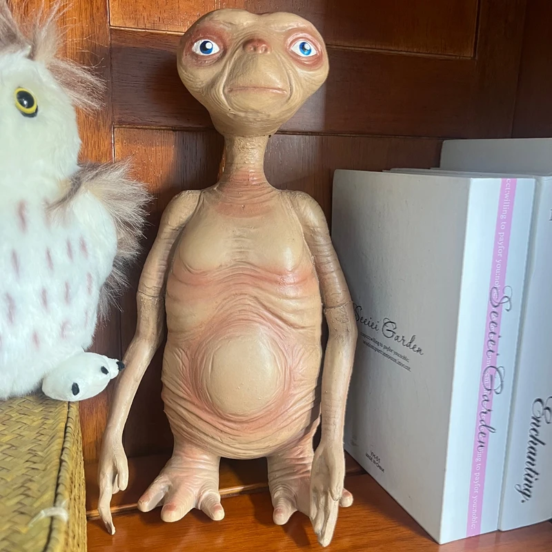 1 PC E.T. Alien Figurine - Retro Sci-Fi Collectible with Realistic Skin Texture Unique Home Decor & Novelty Gift Item