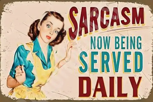 Letrero de Aluminio con la Frase 'Sarcasm Now Being Served Daily'