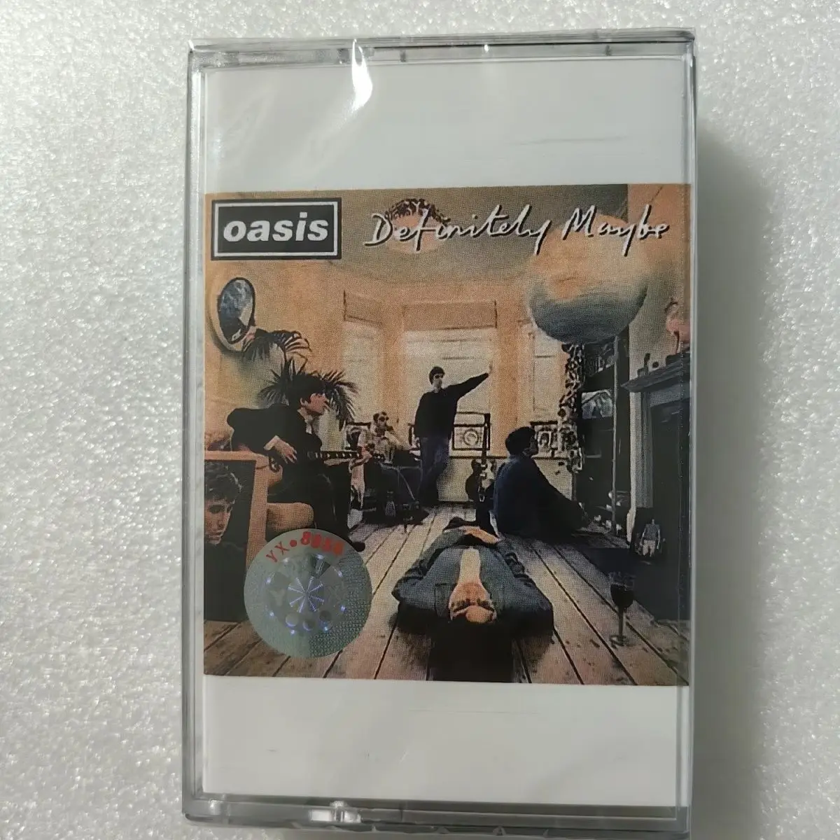 

Альбом Oasis "Definitely Maybe" в стиле ретро, музыкальная кассета, брит-поп, классика, абсолютно новый, запечатанный, коллекционный, совместим с устройствами для воспроизведения.