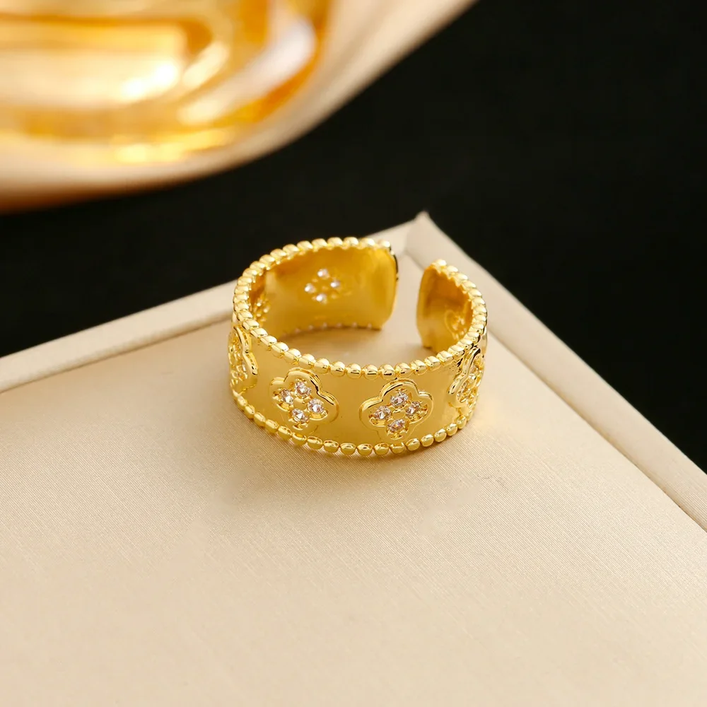 خاتم سيدة المشكال المكرر والمتخصص والخفيف الفاخر بأربع أوراق البرسيم، مع مجموعة الماس الصغير