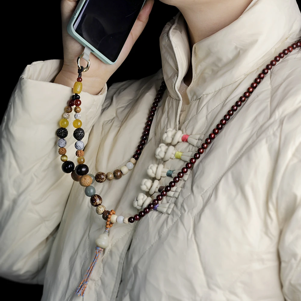 Phone chain,Hanging neck style,A phone chain hanging around the neck