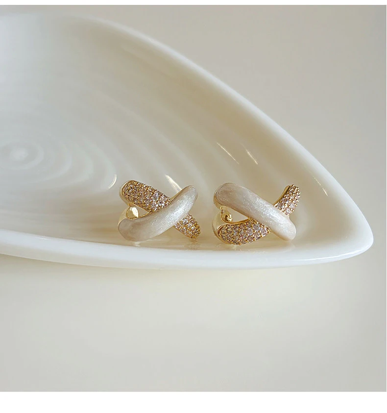 Elegante weiße Emaille-Ohrstecker mit Mikro-Zirkonia-Besatz in Goldfarbe für Damen – stilvolles High-End-Schmuck-Accessoire für Partys – Detail 5