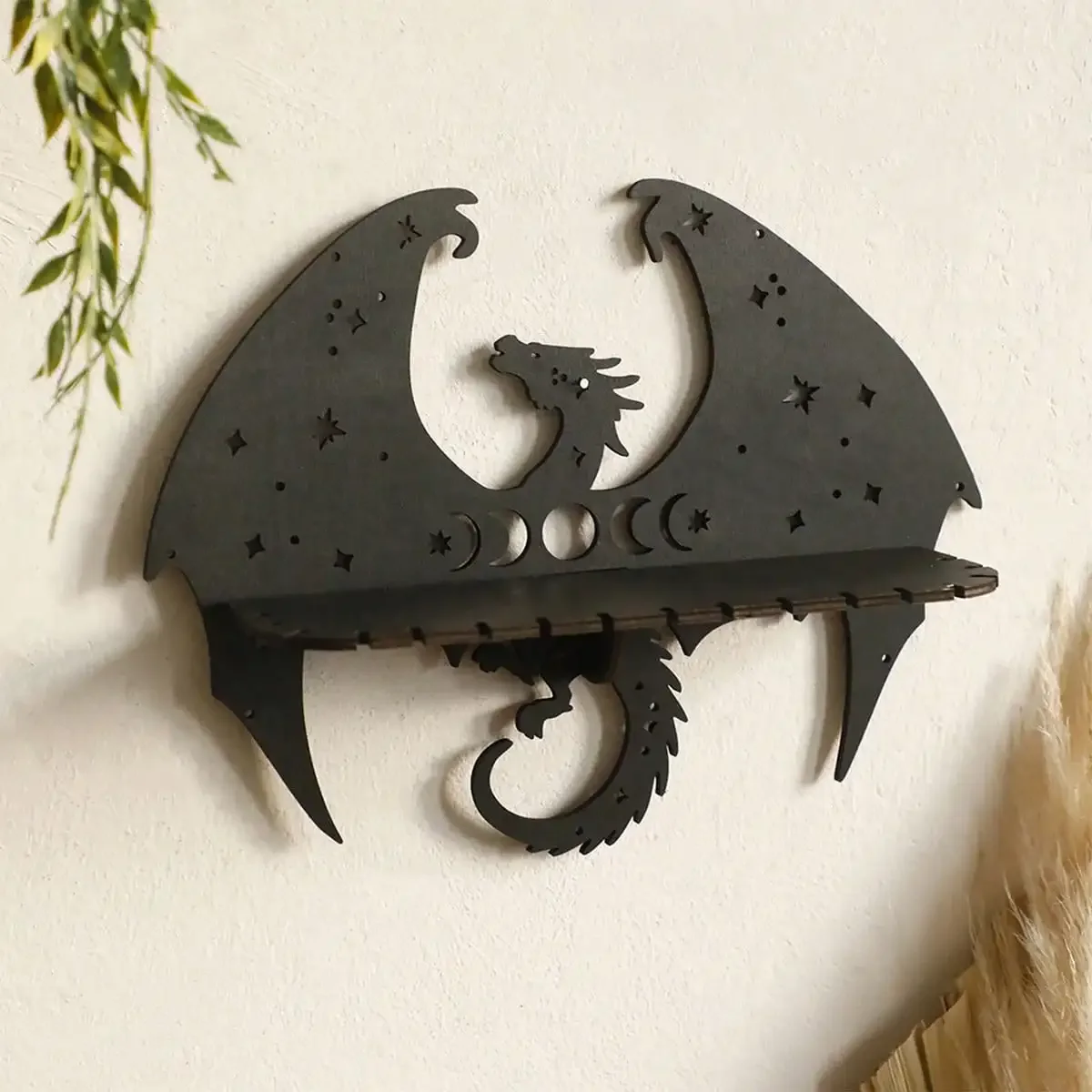 

Преобразите свое пространство с нашей готической деревянной настенной полкой в виде дракона — черный — 34X31X3CM