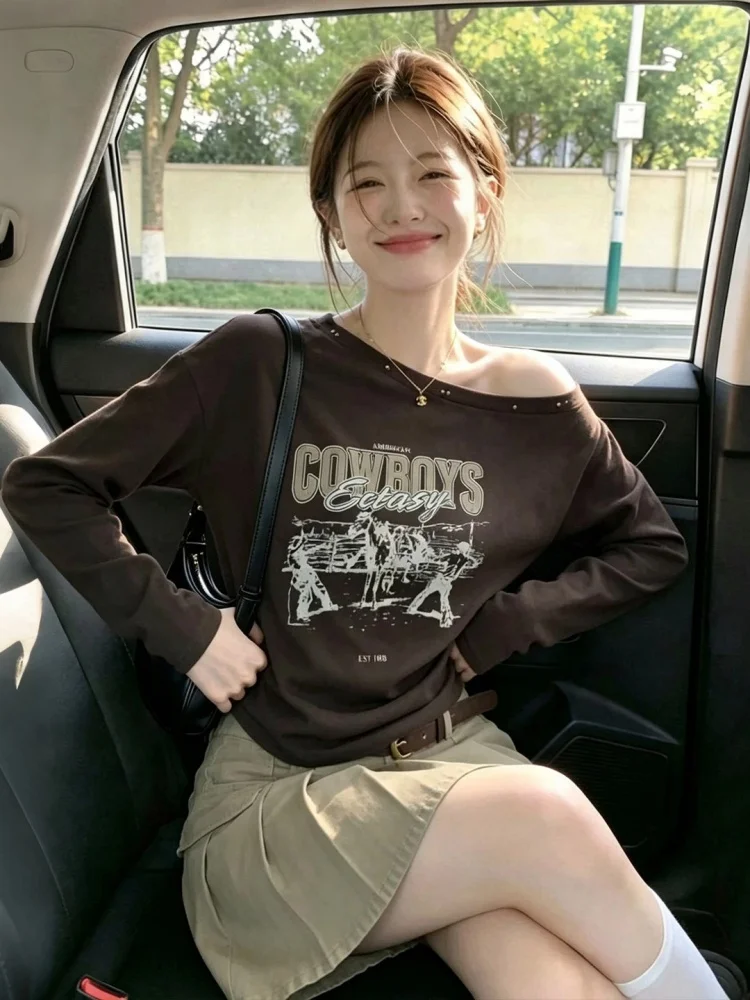 Café Brown Retro Letter Asymmetrical Shoulder Long Sleeve T-Shirt Women's Style 2026 New Design Base Shirt Shoulder Bared Top