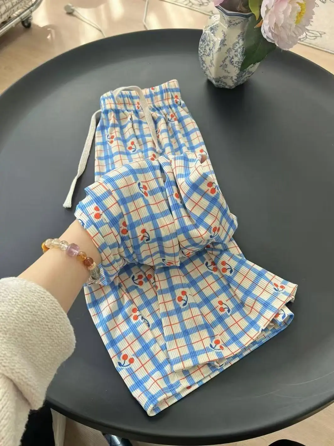 Pantalon femme élégant dentelle crochet garniture taille haute soirée coupe ajustée sophistiqué chic moderne mode formelle