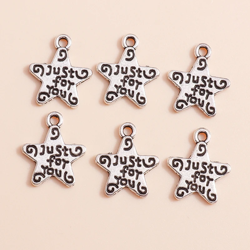 Leslie 50 Stück 13*11mm versilberte Buchstaben-Anhänger „Just For You“ mit Sternen für Halsketten, Armbänder, Ohrringe, DIY-Schmuckherstellung – Detail 2