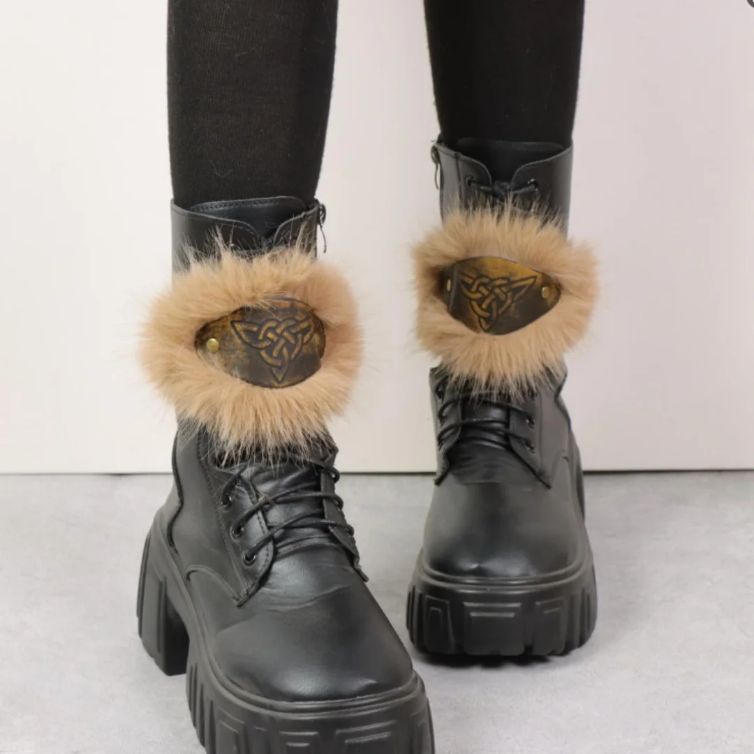 2 Stück Mittelalterliche Kunstfell-Warme Beinbezüge Flauschige Beinwickel Stiefelüberzüge Halloween Cosplay Wikinger-Kostüm Zubehör Gürtel