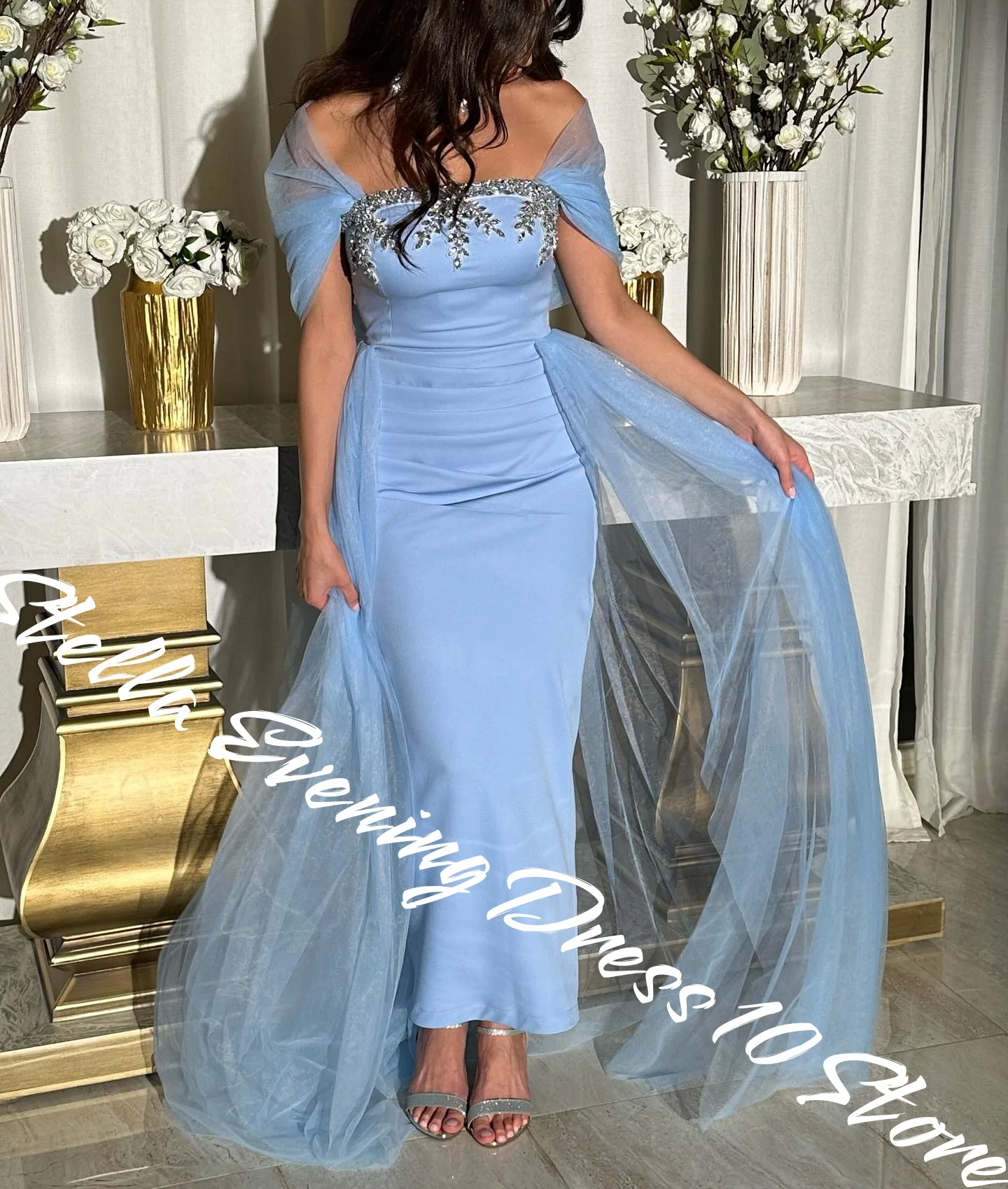 Abiti da sera personalizzati in jersey blu delicato Squisito abito da festa con scollo a barchetta in cristallo Temperamento con spalle scoperte P
