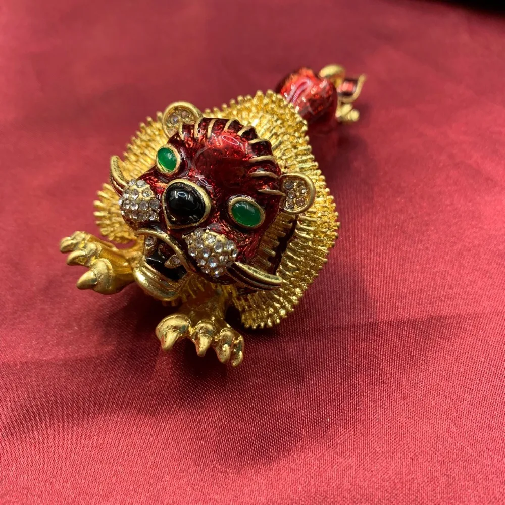 

New Designer Red Enamel Lion Women's Brooch Fashion Luxury Palace Style Gold-plated Retro Animal Brooch for Women