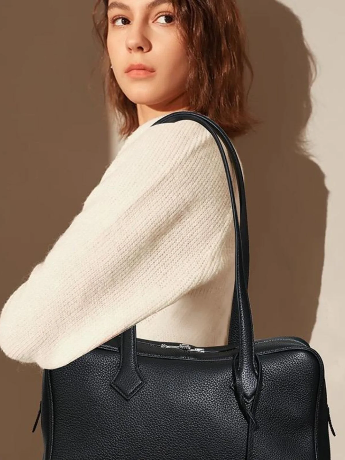 

2024 New TC Cowhide Large Capaci Victoria Boston Commuter Handbag Single oulder Bag Leather Handbag Casual Soft Bag