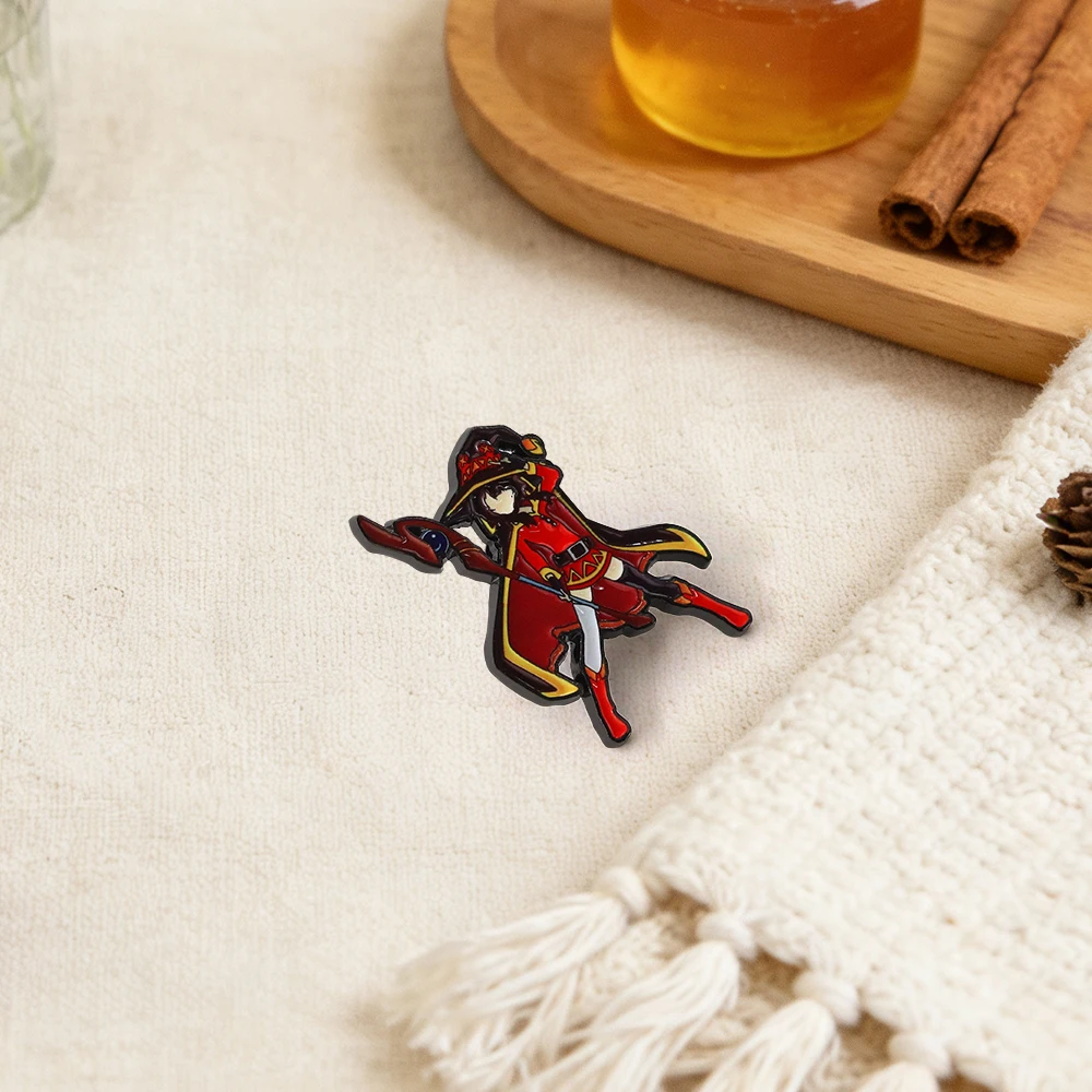 KonoSuba Cartoon-Charakter-Brosche Megumin Magier-Abzeichen Klassische Anime-Peripherie Emaille-Pin Fans Sammlerstück Taschen-Accessoire Geschenk – Detail 5
