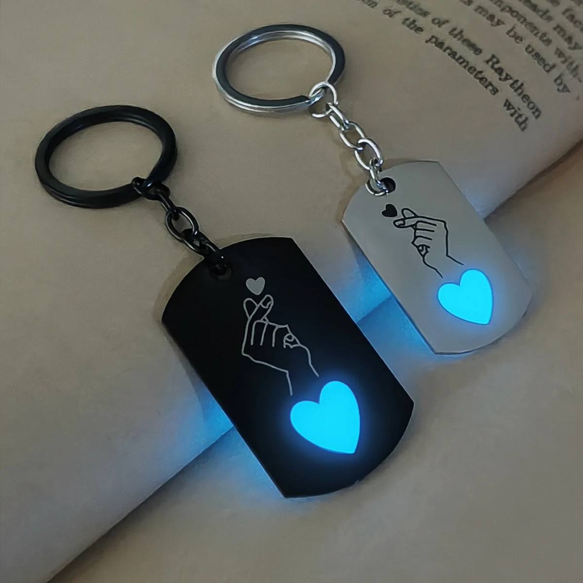 2Pcs Hand Gesture Luminous Love Heart Pendant Couple Keychain for Valentine Gift Fashion Classic Ornament
