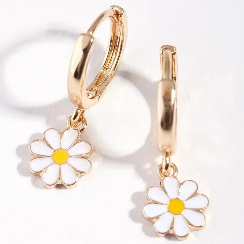 Korean Style Cute Small Daisy Flower Stud Earrings for Women Girls Sweet Statement Asymmetrical Earring Party Jewelry Gifts