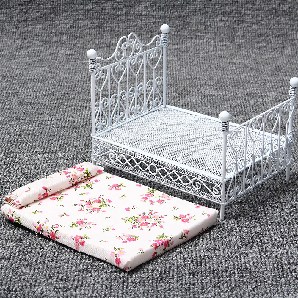 1:12 cama de casal de metal com colchão estampado de flores mini casa móveis em miniatura acessório de quarto (branco)