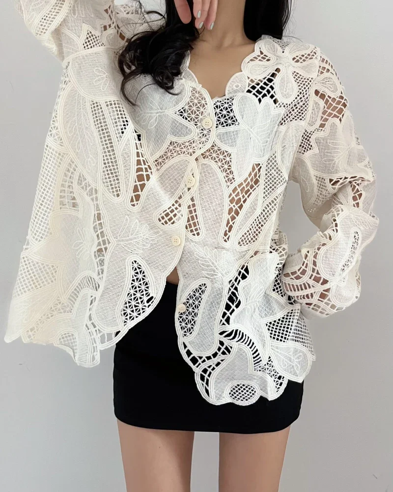 Elegancka bluzka koreańska, luźne topy damskie, elegancka koszula z koronką i dekoltem w serek, wiosenna moda, zapinana na haftowane kwiaty, ażurowy wzór, uniwersalna.