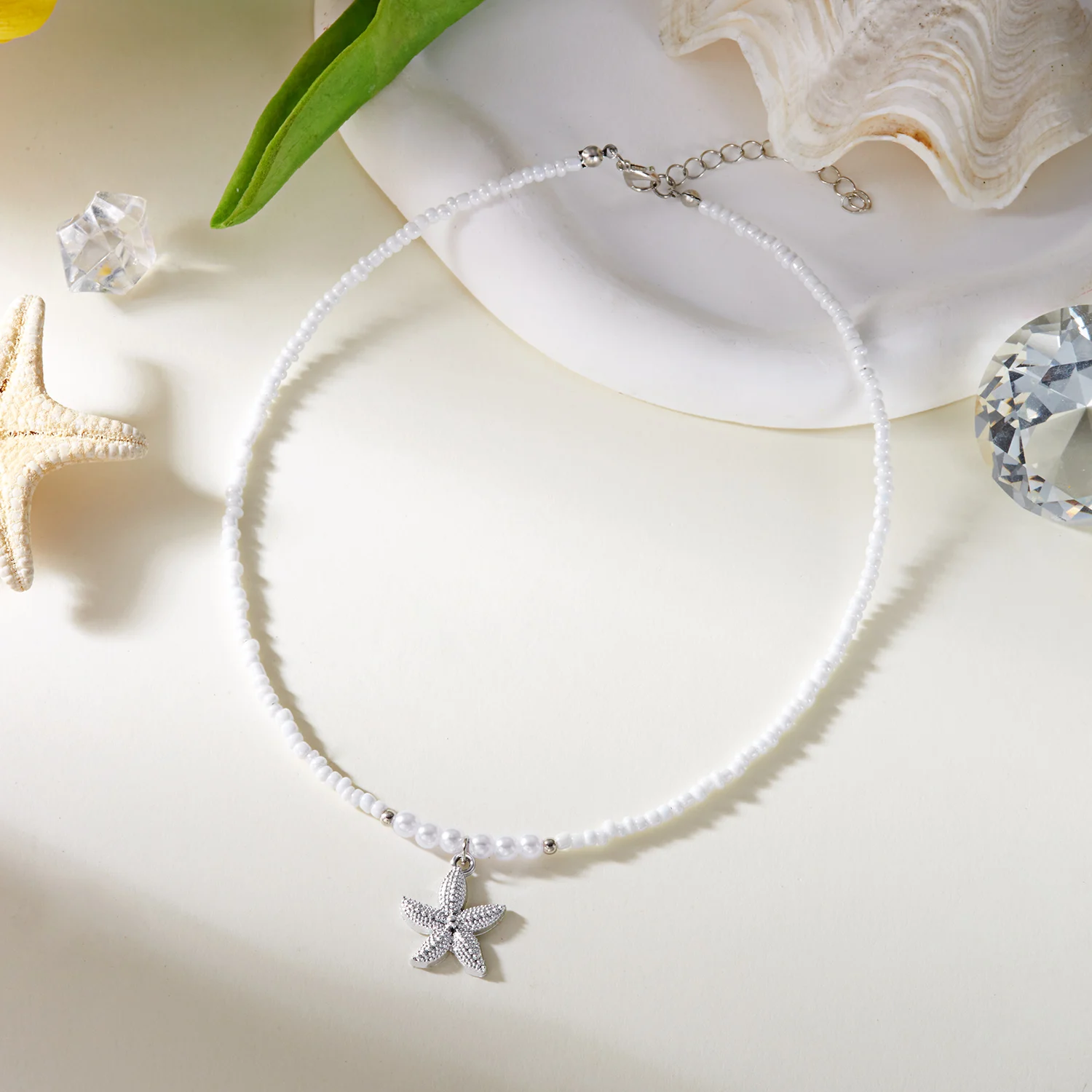 Boho Sommer Strand Weiße Perlenkette für Frauen Minimalistischer Silberfarbener Seestern-Anhänger Choker Perfektes Urlaubsschmuck-Geschenk – Detail 8