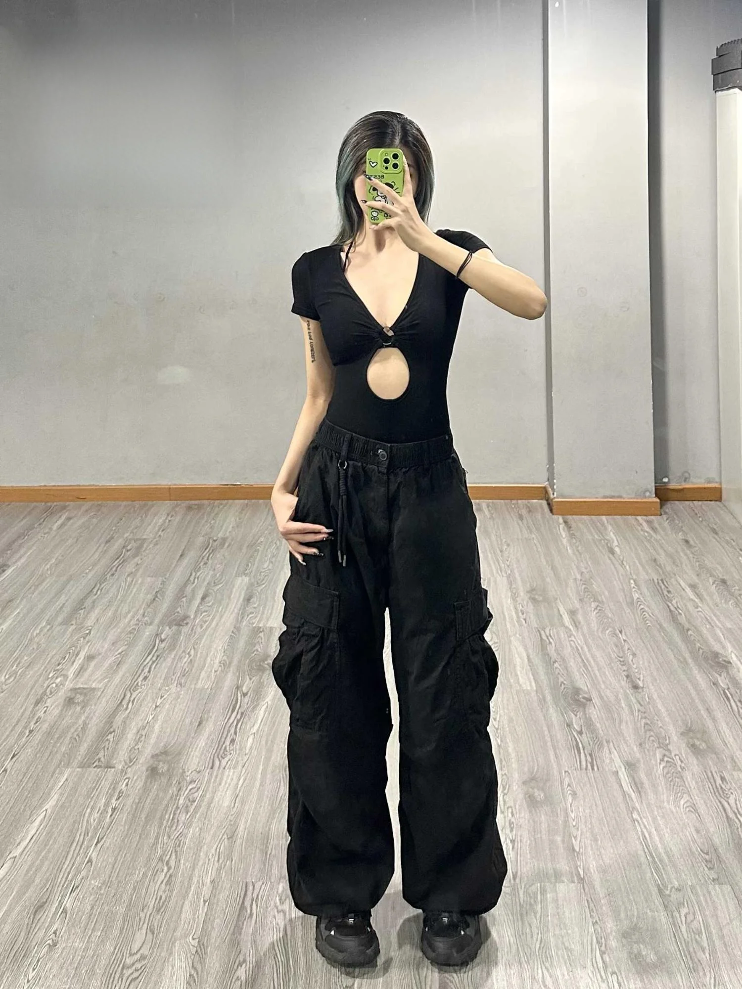 

Sexy V-Ne ort Sve Hollow out Onesie T-irt Jazz Slimming Dance Top for Women Beautiful Hole Design Pure Cotton Summer