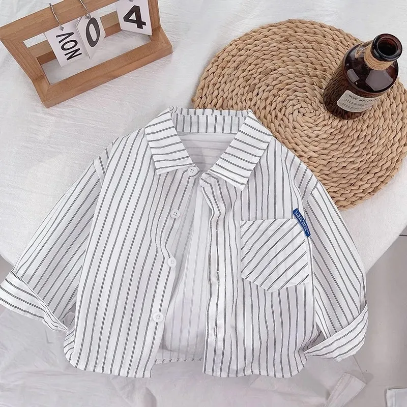 

Рубашка для мальчиков, весна/лето 2024, новый продукт, детское солнцезащитное пальто в вертикальную полоску, корейское издание, топ с длинными рукавами