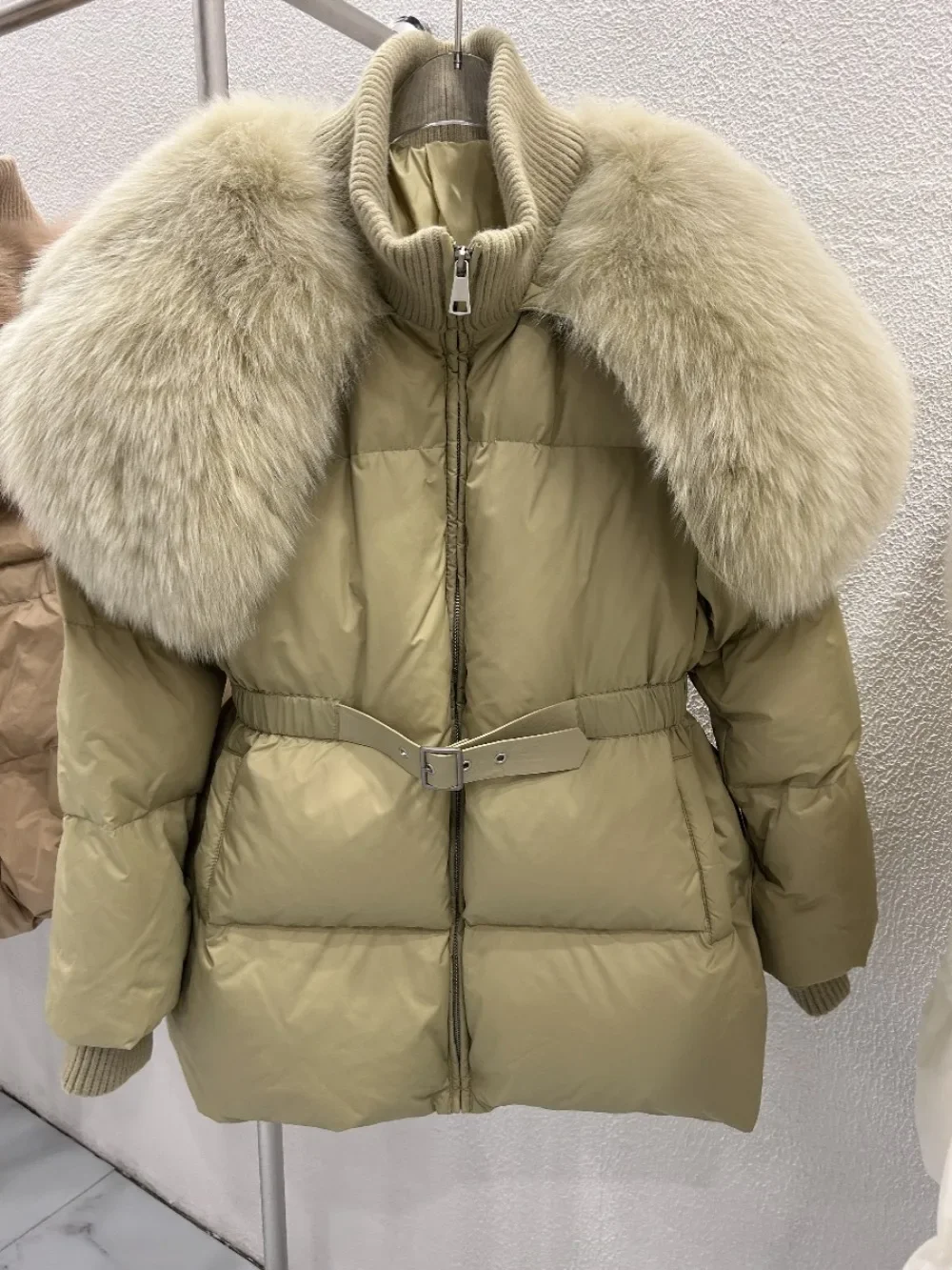 Piumino con collo in vera pelliccia di volpe naturale al 2024 piumino d\'oca bianco moda donna piumino invernale spesso cappotto di pelliccia calda