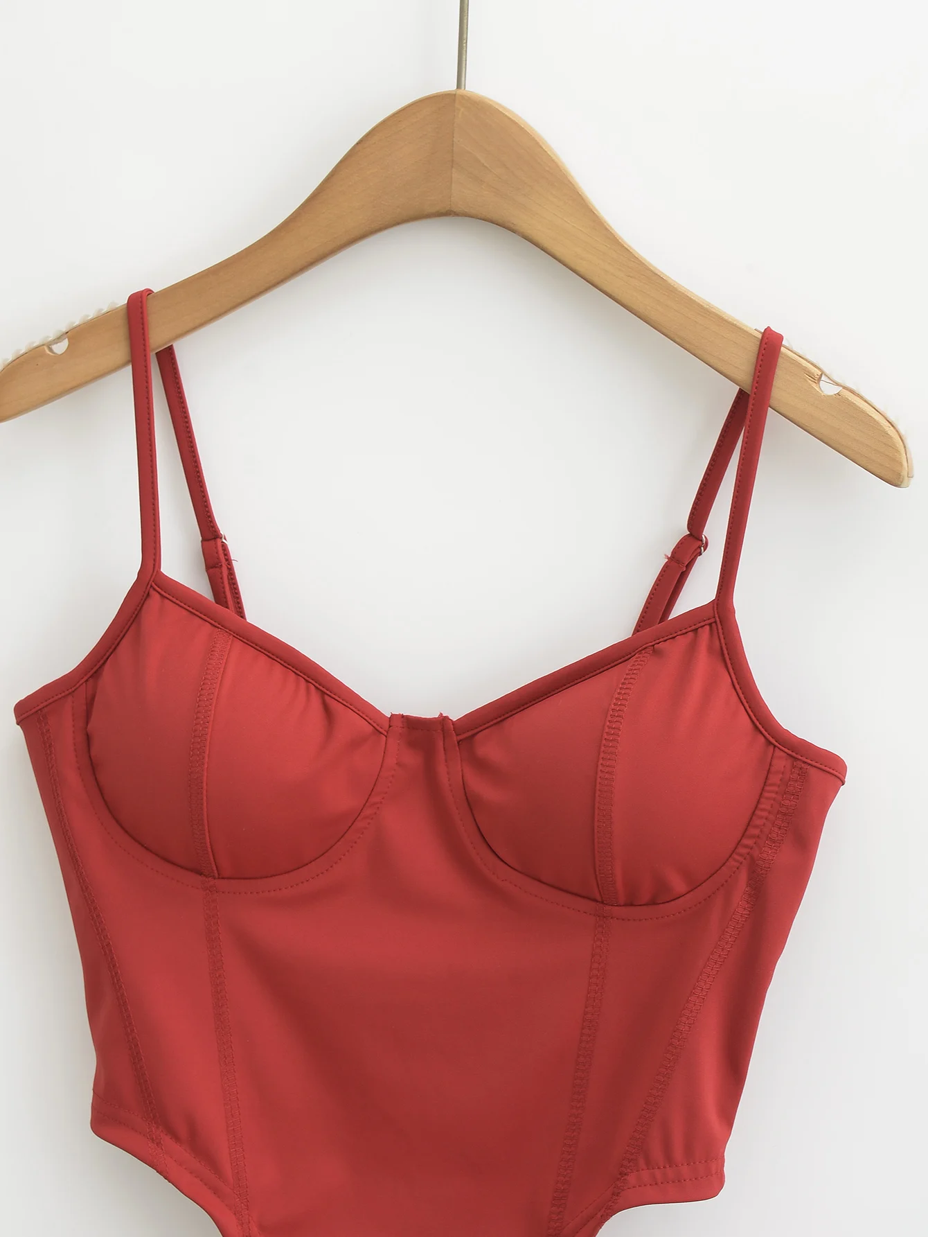 Seksowny top na ramiączkach, obcisły damski top, nowość, styl uliczny, jednolity kolor, lato 2023, pojedynczy element, rozmiar uniwersalny.