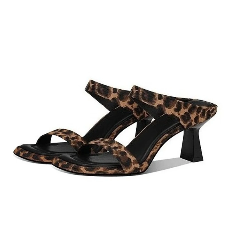 

Сексуальные леопардовые босоножки на высоком каблуке, женские летние модные тапочки на каблуке с квадратной головкой и открытым носком, дизайнерские элегантные вечерние шлепанцы