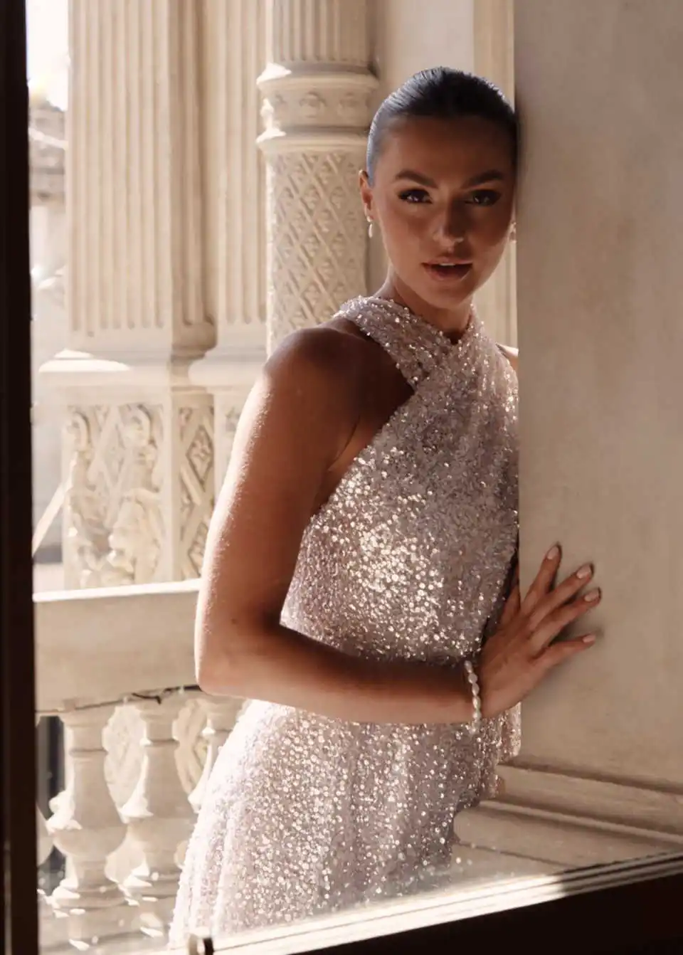 Unikalne suknie ślubne Linia A Halter Cekiny Bez rękawów Bez pleców Do Podłogi Panna Młoda Vestido De Noiva Dostosowane