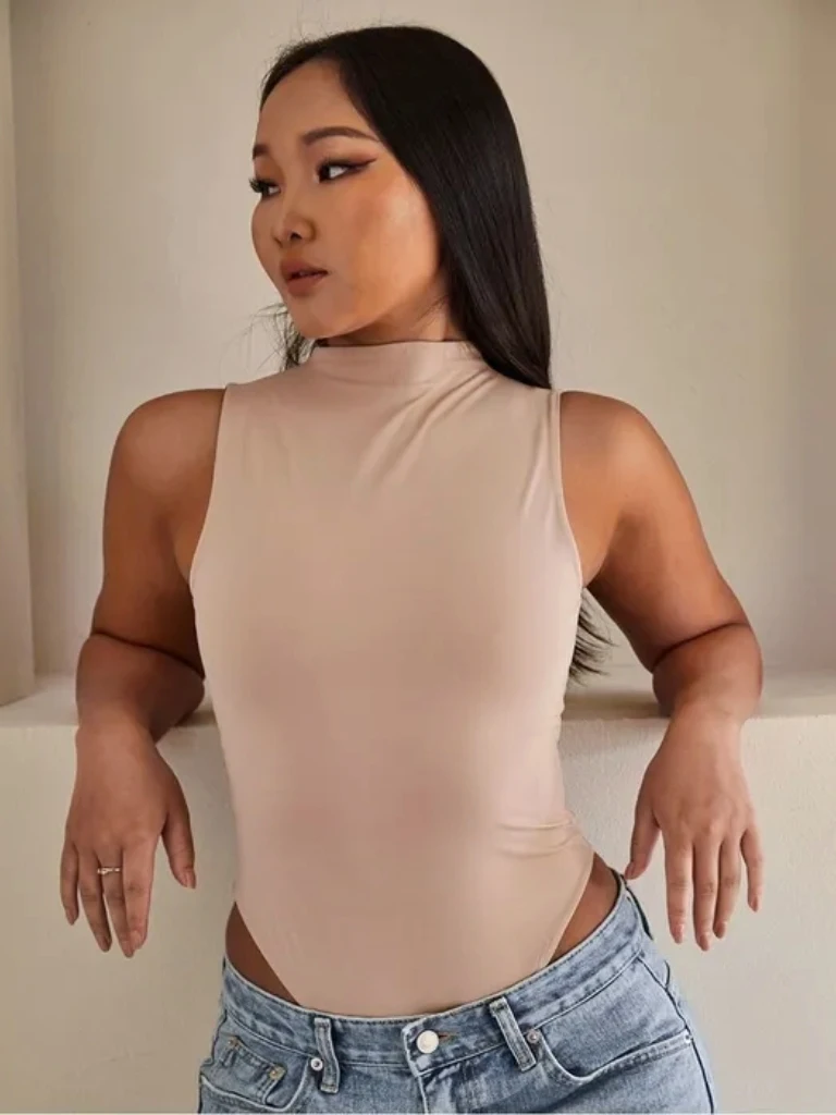 تصميم أمريكي بسيط مع انسيابية ومرنة للغاية! بلوزة نسائية بدون أكمام ذات ياقة عالية بلون واحد