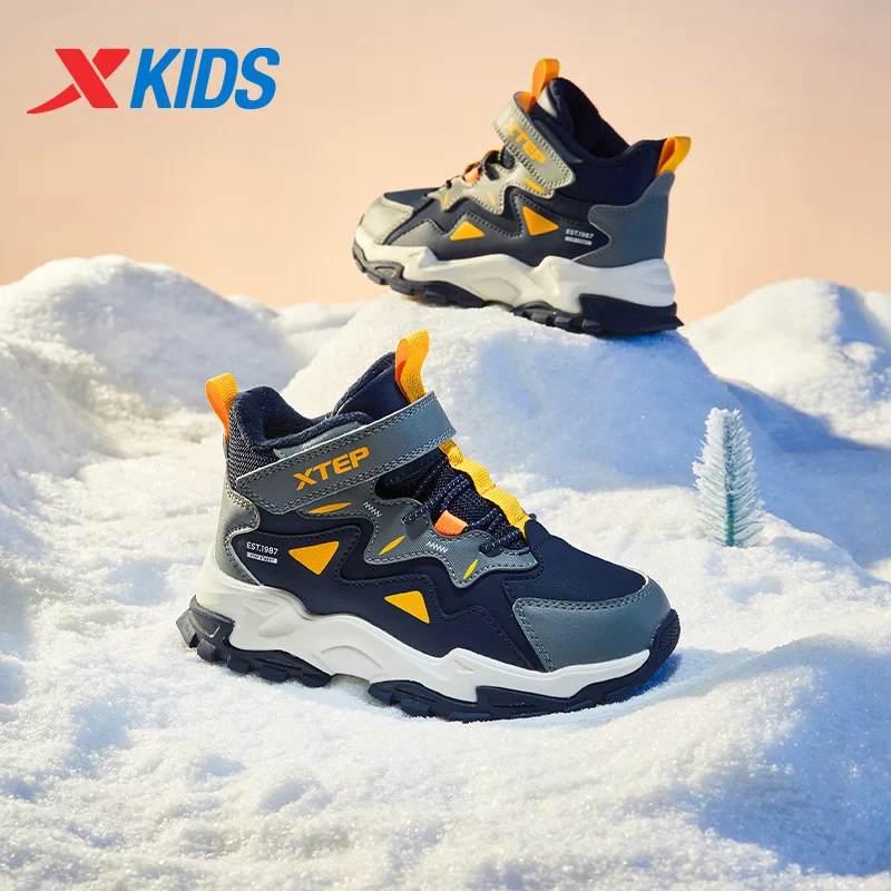 Xtep Kid의 소년용 하이탑 코튼 신발 2024 겨울 캐주얼 다목적 따뜻하고 편안한 미끄럼 방지 레저 신발 677415379123
