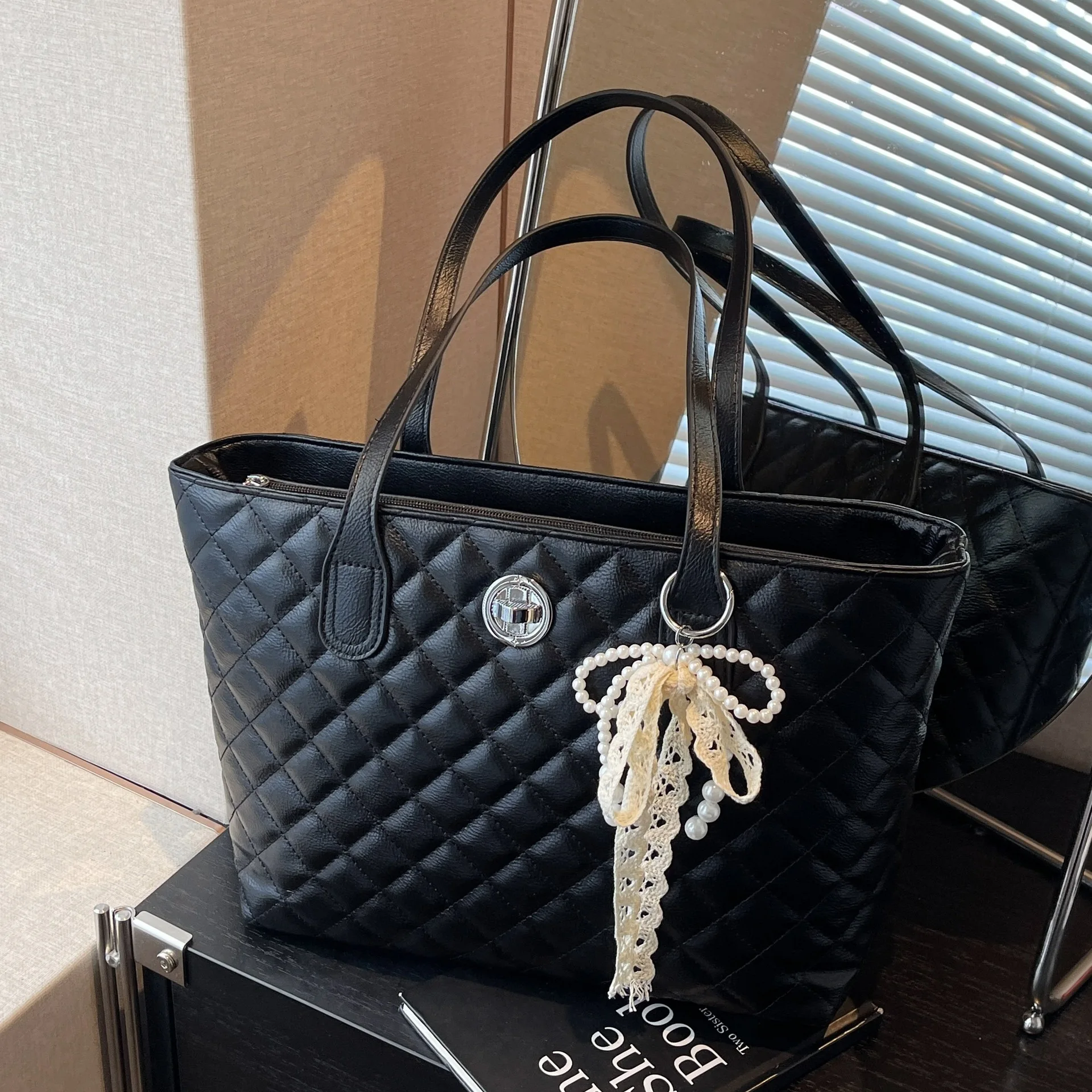 

‌2025 Quilted Chain Tote Bag, Versatile Shoulder & Crossbody Purse, Spacious Top Handle Commuter Bag