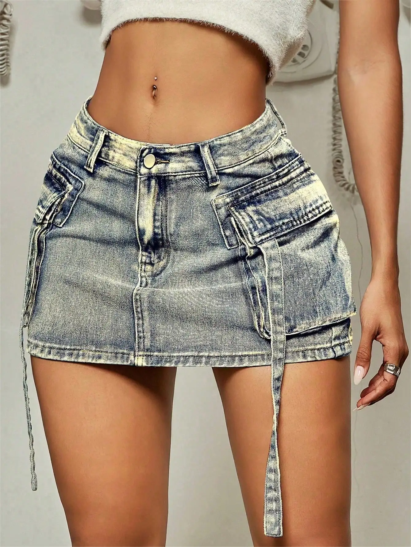 

Джинсовая мини-юбка с эффектом потертости, накладными карманами и регулируемыми бретелями