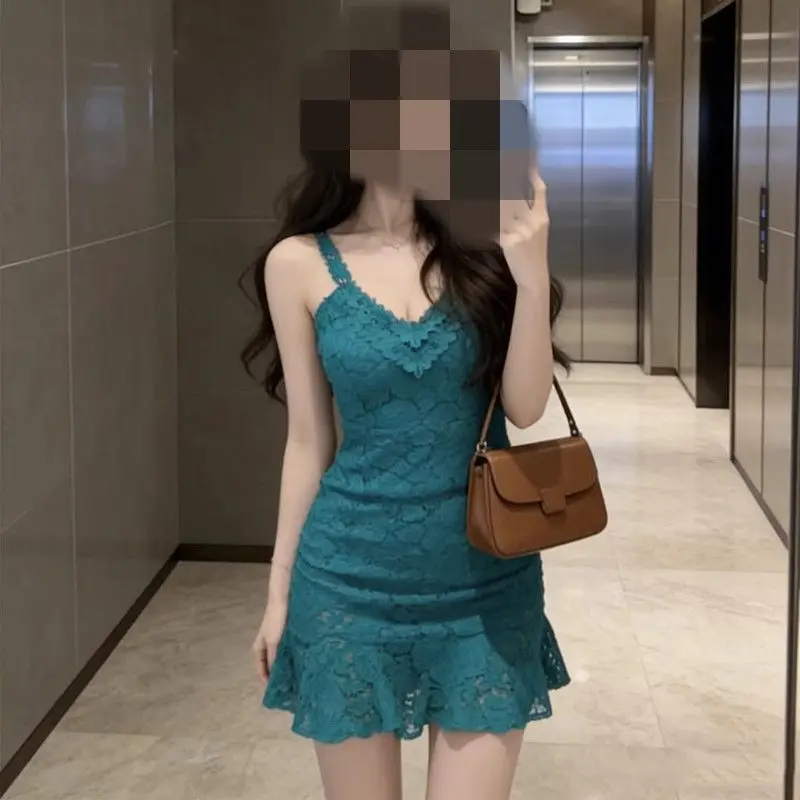 Robe en dentelle verte rétro sophistiquée portée par une femme mature, magnifique et élégante, une robe de luxe légère pour une mondaine.
