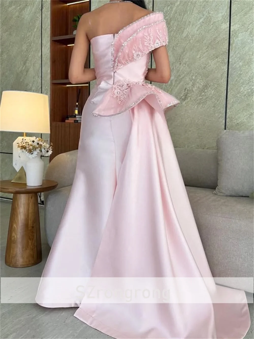 Elegante vestido de fiesta formal sin espalda con cuentas de satén sin mangas y cuentas de cristal vestido de noche largo fruncido con tren de barrido personalizado