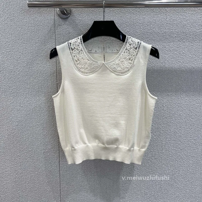 

Lace-stitched babydoll-style knitted pullover with a V-neck for a girly short-sleeved top without sleeves