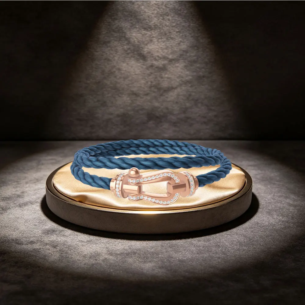 

Браслет в стиле хип-хоп с двухцветными бриллиантами и застежкой в форме подковы